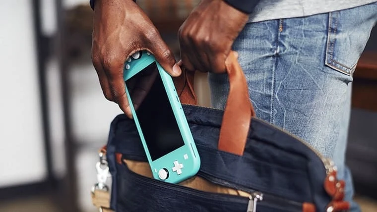 Switch Lite sprzedawany będzie oczywiście bez stacji dokującej. Co więcej, zabraknie nawet odpowiedniego wyjścia na kabel HDMI. Nie zadziała także tryb tabletowy, czyli korzystanie ze specjalnej podstawki - nowe urządzenie stanowi tylko i wyłącznie konsolę przenośną.