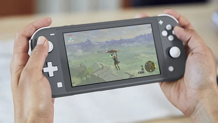 Układ przycisków nie zmienia się w żadnym stopniu, choć gracze już teraz są zadowoleni, że Switch Lite otrzyma „krzyżak” z prawdziwego zdarzenia, zamiast czterech przycisków na „pełnoprawnym” Nintendo Switch. Cena w USA to 200 dolarów, ale nie wiemy, jak będzie wyglądała w Polsce. Układ przycisków nie zmienia się w żadnym stopniu, choć gracze już teraz są zadowoleni, że Switch Lite otrzyma „krzyżak” z prawdziwego zdarzenia, zamiast czterech przycisków na „pełnoprawnym” Nintendo Switch. Cena w USA to 200 dolarów, ale nie wiemy, jak będzie wyglądała w Polsce.