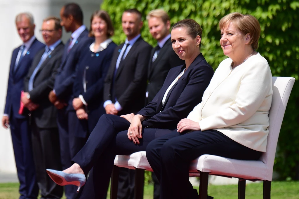 Kanclerz Niemiec Angela Merkel (P) i premier Danii Mette Frederiksen podczas uroczystości powitalnej Kanclerz Niemiec Angela Merkel (P) i premier Danii Mette Frederiksen podczas uroczystości powitalnej