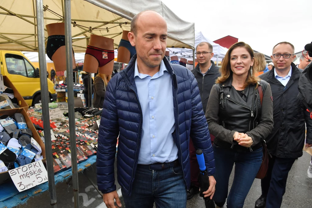 Poseł Joanna Mucha oraz poseł Borys Budka na targowisku w Jędrzejowie (woj. świętokrzyskie) Poseł Joanna Mucha oraz poseł Borys Budka na targowisku w Jędrzejowie (woj. świętokrzyskie)
