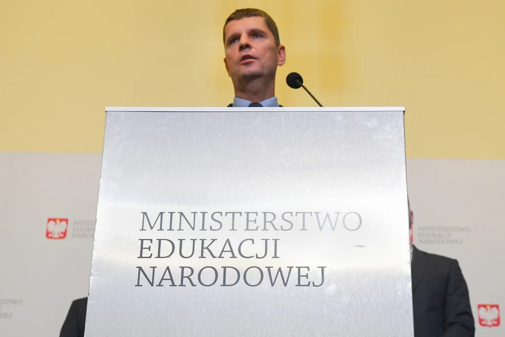Minister edukacji narodowej Dariusz Piontkowski podczas czwartkowej konferencji prasowej Minister edukacji narodowej Dariusz Piontkowski podczas czwartkowej konferencji prasowej