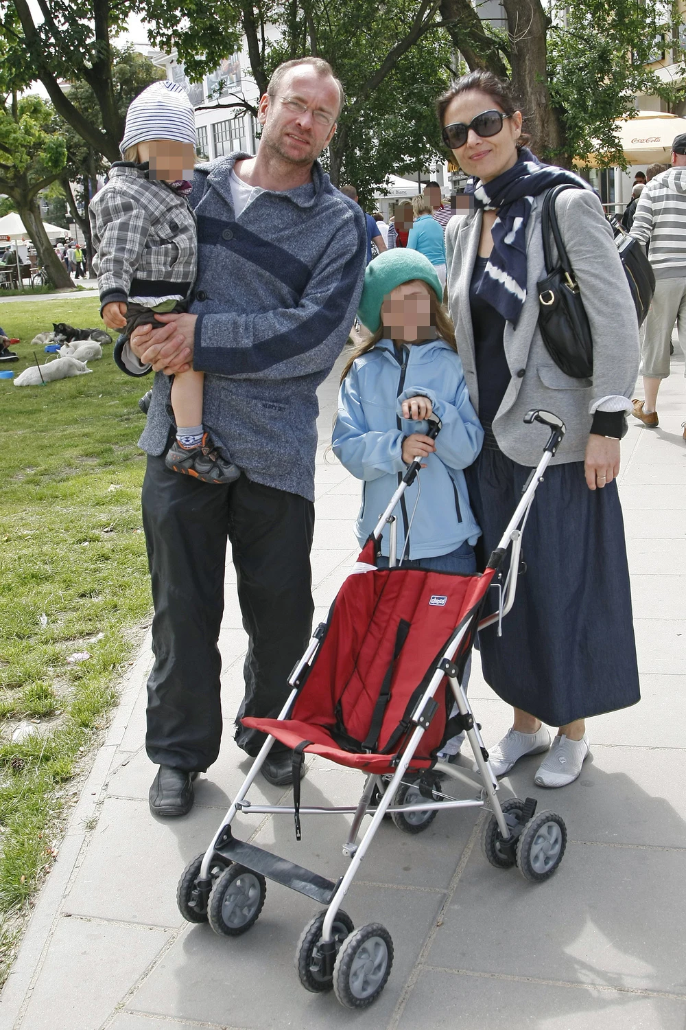 Mariusz Bonaszewski i Dorota Landowska z dziećmi, 2010 rok Mariusz Bonaszewski i Dorota Landowska z dziećmi, 2010 rok