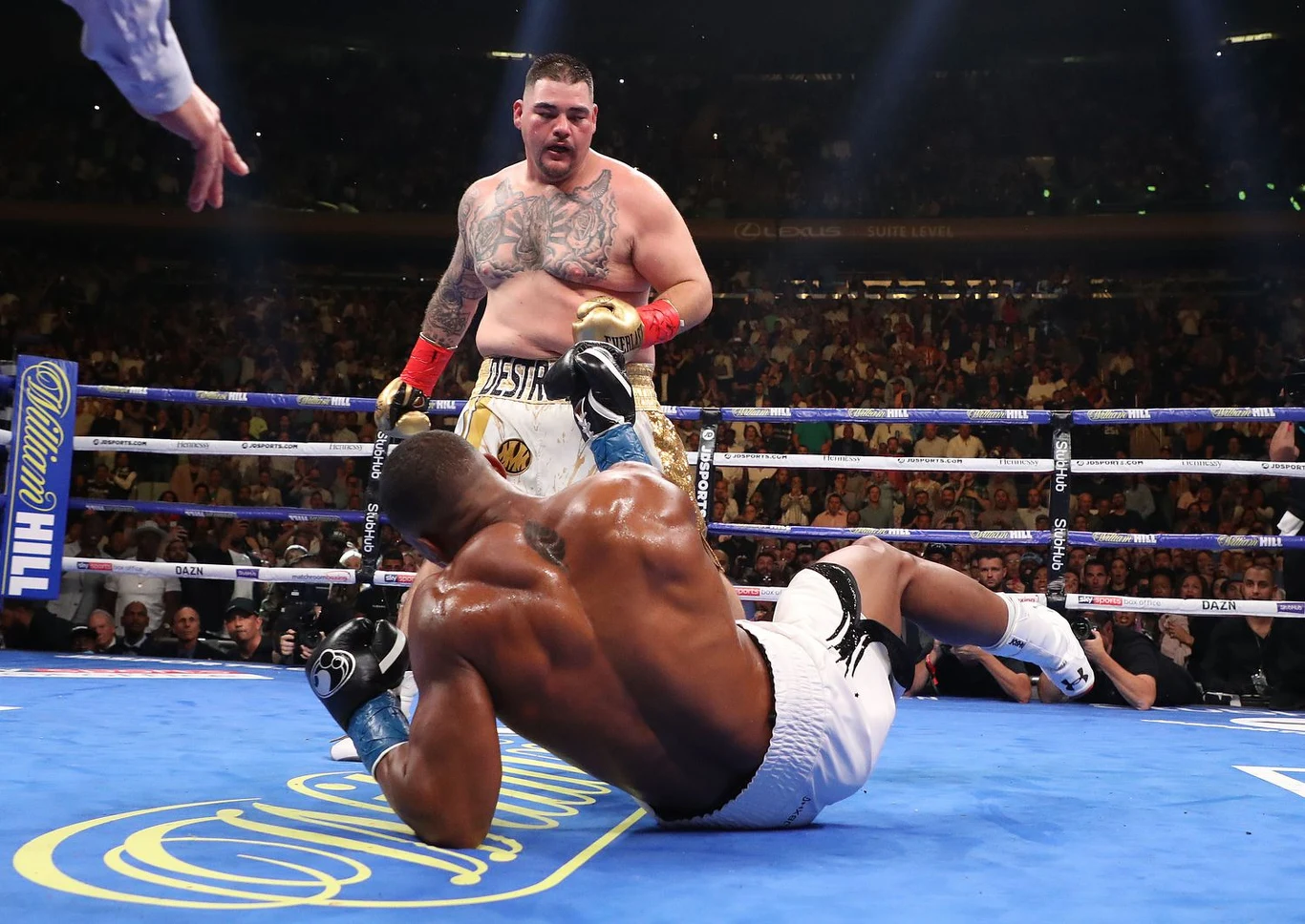 Andy Ruiz Jr ma na deskach Anthony'ego Joshuę Andy Ruiz Jr ma na deskach Anthony'ego Joshuę