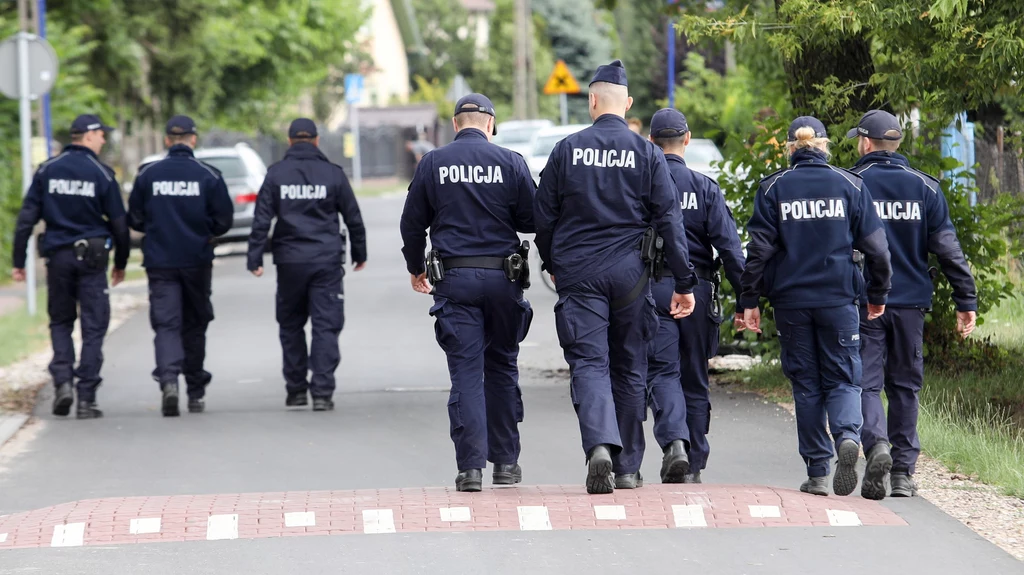 Na zdjęciu funkcjonariusze prowadzący poszukiwania 5-letniego Dawida Na zdjęciu funkcjonariusze prowadzący poszukiwania 5-letniego Dawida