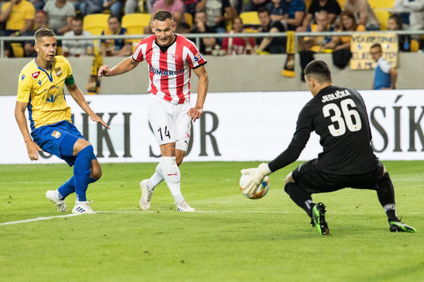 Damian Dąbrowski strzela na bramkę Martina Jedliczki