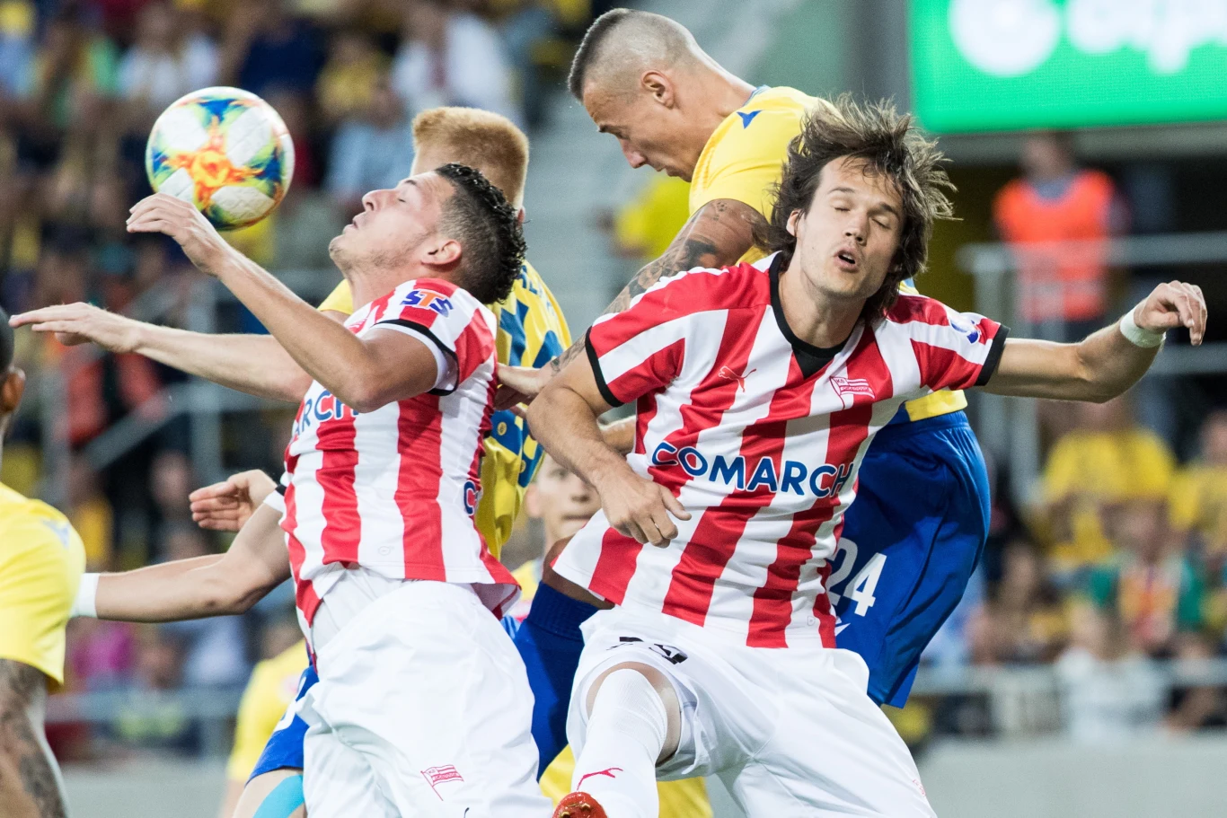  Niko Datković (z lewej) i Bojan Czeczarić w walce o piłkę 