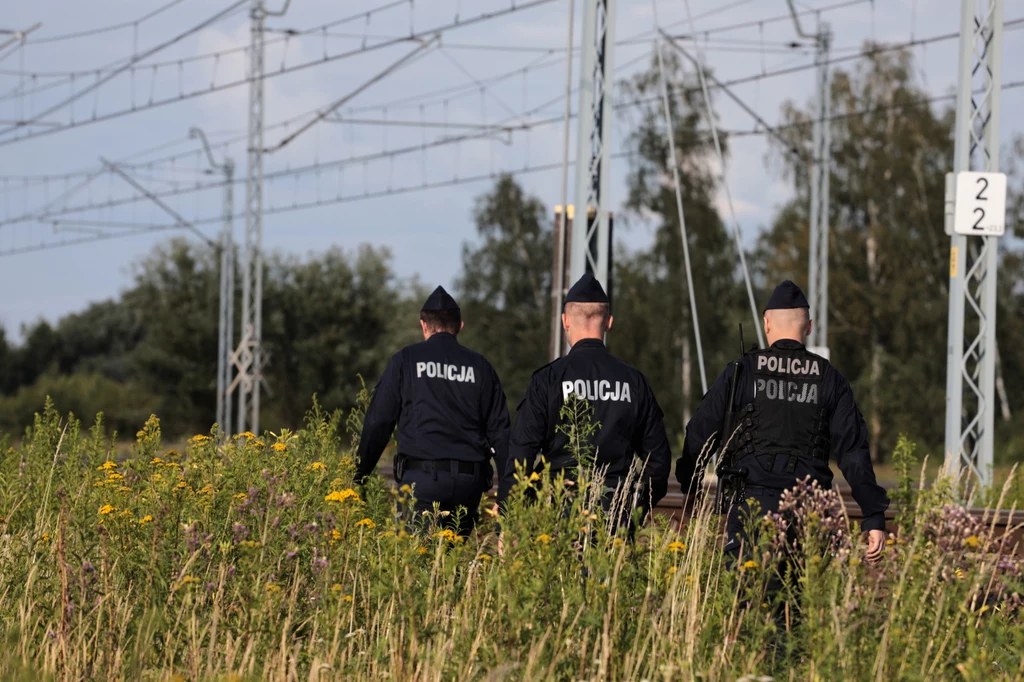 Akcja poszukiwawcza. 5-letni Dawid Żukowski, gdy ojciec zabrał go z domu, był ubrany w szaroniebieską bluzę dresową, niebieskie jeansy i niebieskie trampki z obrazkami Zygzaka McQueena. Akcja poszukiwawcza. 5-letni Dawid Żukowski, gdy ojciec zabrał go z domu, był ubrany w szaroniebieską bluzę dresową, niebieskie jeansy i niebieskie trampki z obrazkami Zygzaka McQueena.