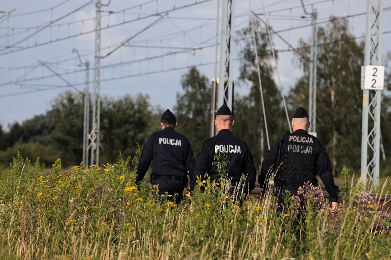 Akcja poszukiwawcza. 5-letni Dawid Żukowski, gdy ojciec zabrał go z domu, był ubrany w szaroniebieską bluzę dresową, niebieskie jeansy i niebieskie trampki z obrazkami Zygzaka McQueena.