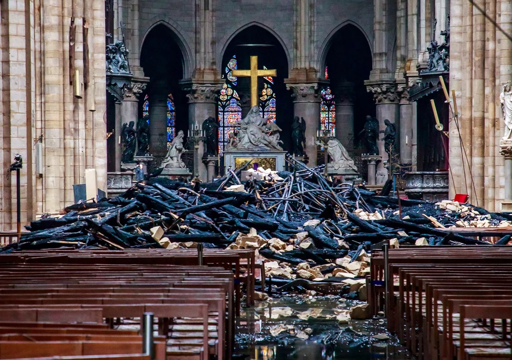 Wnętrze katedry Notre Dame dzień po pożarze, 16.04.19