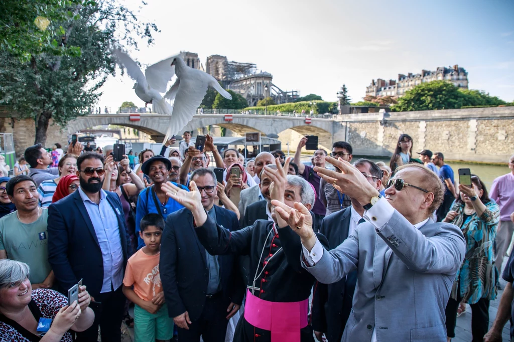 Paryski duchowny Denis Jachiet i prezydent Francuskiej Fundacji Islamskiej Ghaleb Bencheikh wypuszczają gołębie na znak pokoju i solidarności w odbudowie katedry Notre Dame , 6.07.2019