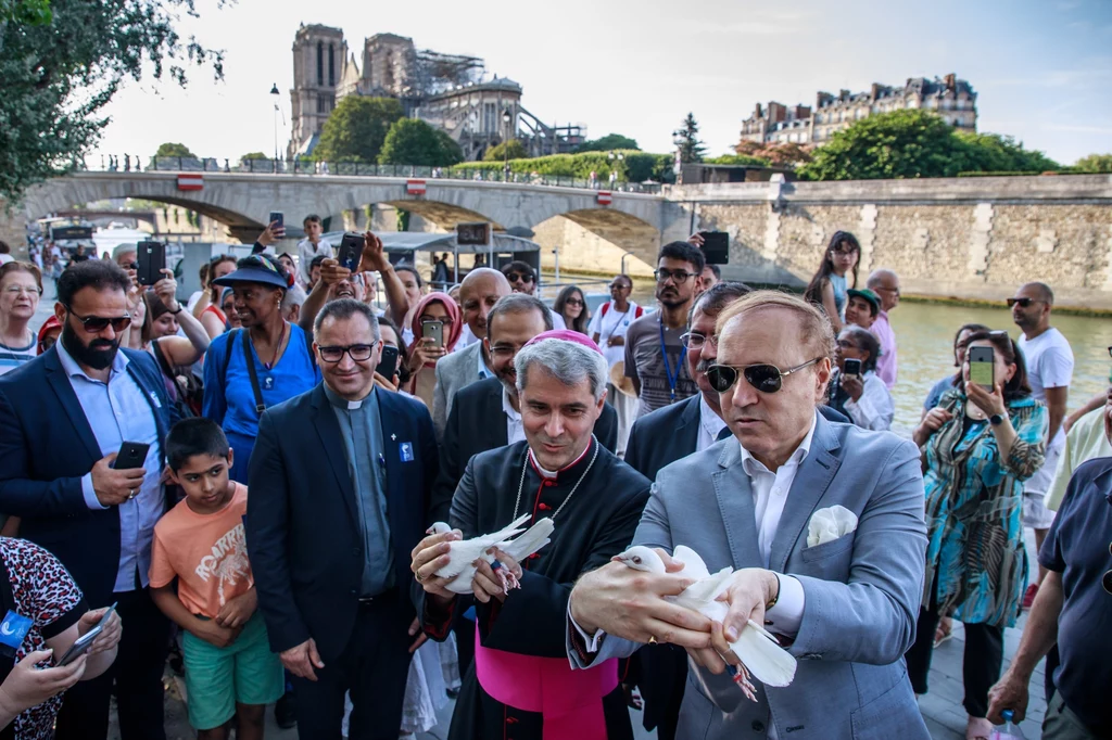 Paryski duchowny Denis Jachiet i prezydent Francuskiej Fundacji Islamskiej Ghaleb Bencheikh wypuszczają gołębie na znak pokoju i solidarności w odbudowie katedry Notre Dame, 6.07.2019