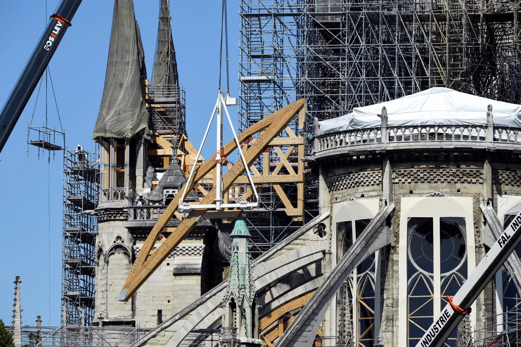 Remont katedry Notre Dame, który rozpoczął się przed pożarem, miał pochłonąć 100 mln euro. Teraz odbudowę szacuje się na setki milionów euro.