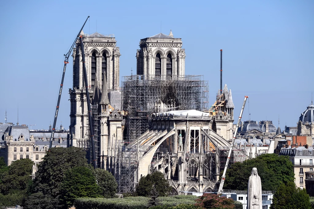 Remont katedry Notre Dame, który rozpoczął się przed pożarem, miał pochłonąć 100 mln euro. Teraz odbudowę szacuje się na setki milionów euro.