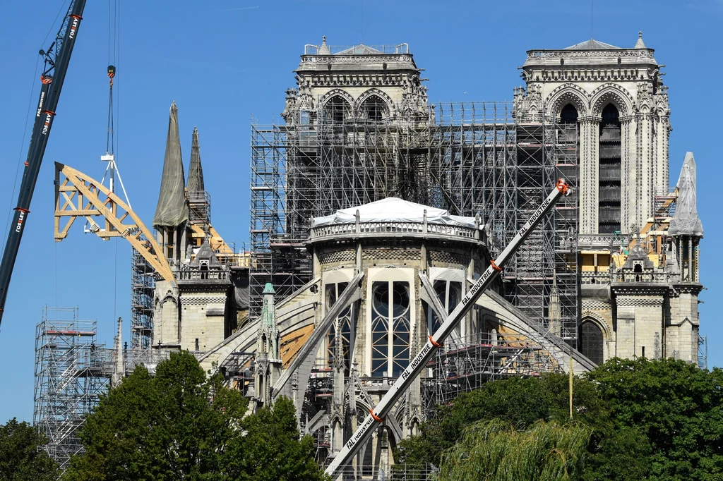 Remont katedry Notre Dame, który rozpoczął się przed pożarem, miał pochłonąć 100 mln euro. Teraz odbudowę szacuje się na setki milionów euro.