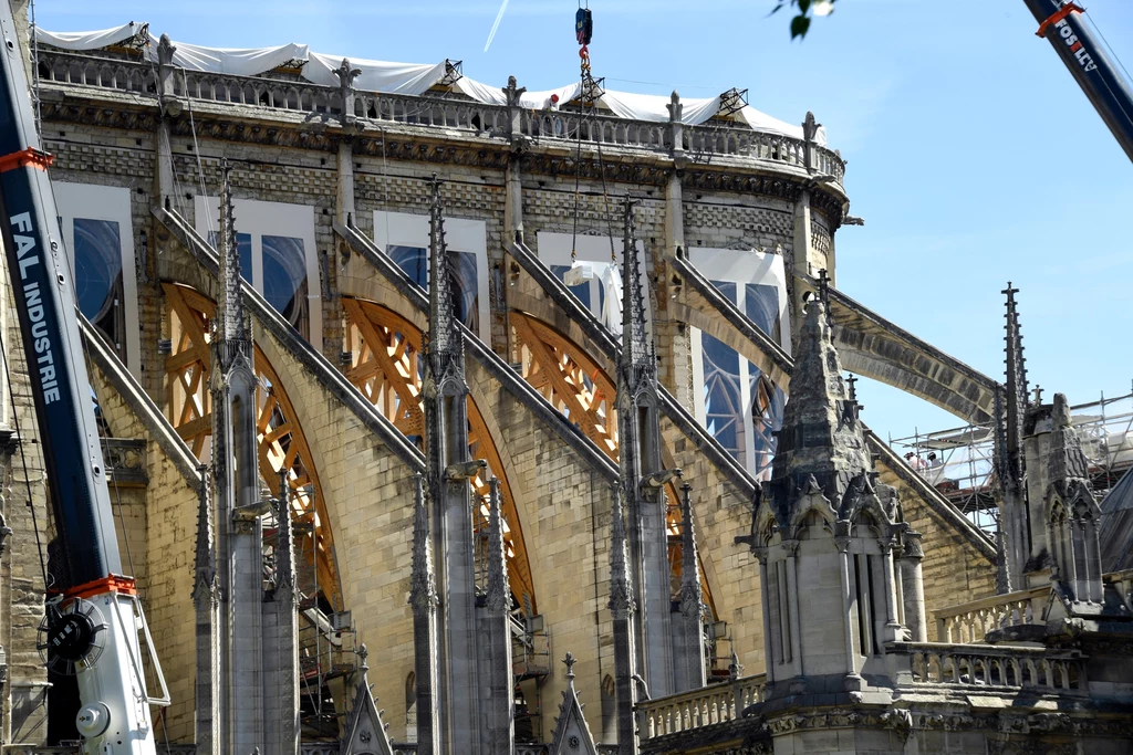 Fundacja Przyjaciół Notre Dame de Paris nadal oczekuje na darowizny od francuskich miliarderów, którzy zaoferowali łącznie 850 mln euro na odbudowę katedry. Jak poinformował francuski minister kultury Franck Riester, do końca czerwca z obiecanej sumy wpłynęło zaledwie 80 mln euro, czyli ok. 9 proc.