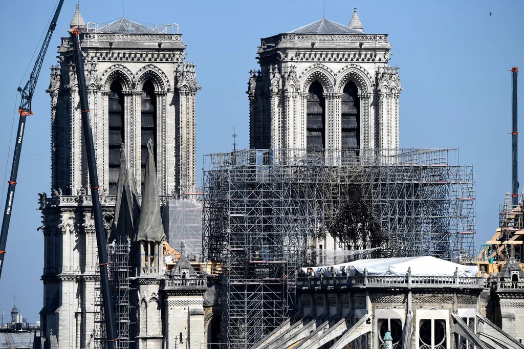 Prezydent Francji Emmanuel Macron liczy, że rekonstrukcja katedry zakończy się przed Igrzyskami Olimpijskimi w 2024 roku, której gospodarzem są Francuzi - podaje portal Cruxnow.com. 