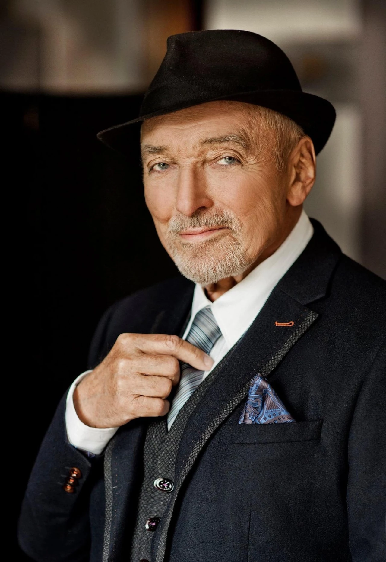 Karel Gott urodził się w Pilźnie, ale niemal całe dzieciństwo spędził w Pradze. Już jako kilkuletni chłopiec chciał zostać artystą. Karel Gott urodził się w Pilźnie, ale niemal całe dzieciństwo spędził w Pradze. Już jako kilkuletni chłopiec chciał zostać artystą.