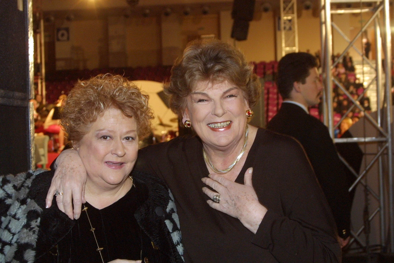 I kiedy wydawało się, że nic nie może zatrzymać pędzącej popularności Koterbskiej, do katowickiej rozgłośni radiowej przyszło pismo z Warszawy z jasnym nakazem wstrzymania wszystkich nagrań piosenkarki. Koterbska jedzie do stolicy, na rozmowy w Ministerstwie Kultury i Sztuki. Okazuje się, że zastrzeżenia budzi jej swingujący - amerykański - styl śpiewania. Koterbska dostaje radę: powinna śpiewać wspaniałe, radzieckie piosenki. Inaczej musi się pożegnać z radiem - opisuje zmagania Koterbskiej Emilia Padoł w książce "Piosenkarki PRL-u". Na zdjęciu z Danutą Rinn.