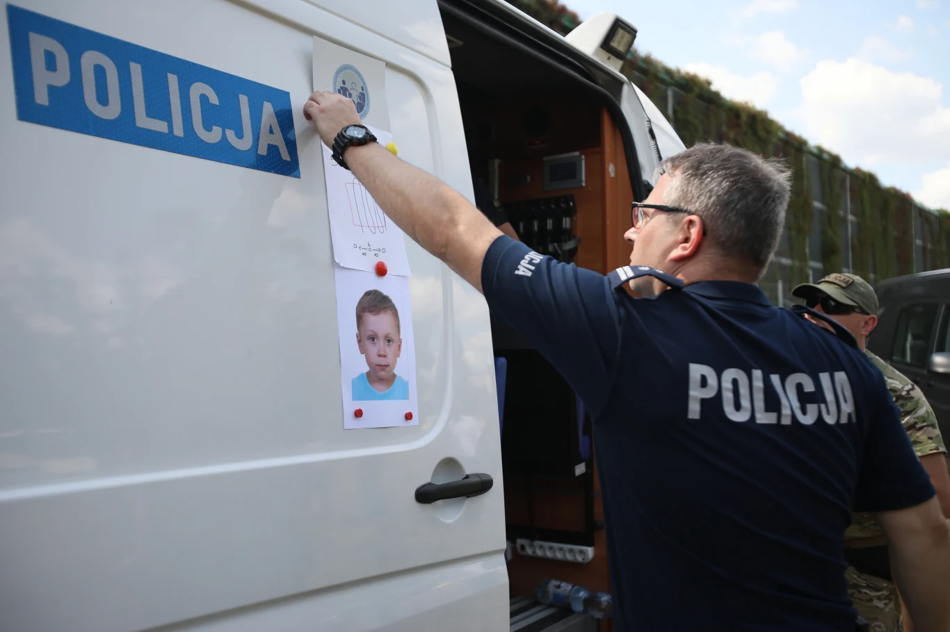 Akcja poszukiwawcza. 5-letni Dawid Żukowski, gdy ojciec zabrał go z domu, był ubrany w szaroniebieską bluzę dresową, niebieskie jeansy i niebieskie trampki z obrazkami Zygzaka McQueena.