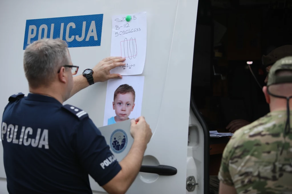 Akcja poszukiwawcza. 5-letni Dawid Żukowski, gdy ojciec zabrał go z domu, był ubrany w szaroniebieską bluzę dresową, niebieskie jeansy i niebieskie trampki z obrazkami Zygzaka McQueena. Akcja poszukiwawcza. 5-letni Dawid Żukowski, gdy ojciec zabrał go z domu, był ubrany w szaroniebieską bluzę dresową, niebieskie jeansy i niebieskie trampki z obrazkami Zygzaka McQueena.