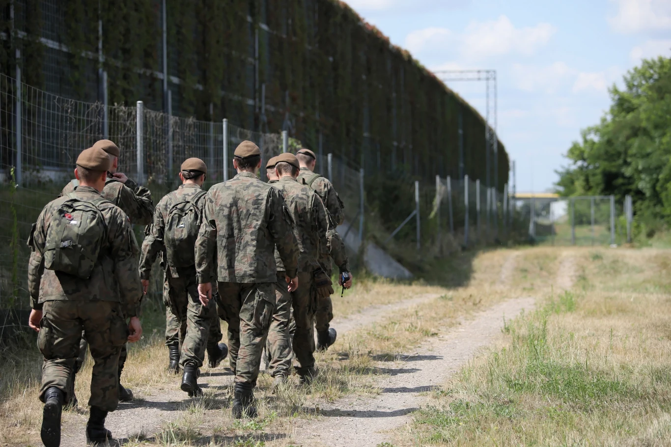 Akcja poszukiwawcza. 5-letni Dawid Żukowski, gdy ojciec zabrał go z domu, był ubrany w szaroniebieską bluzę dresową, niebieskie jeansy i niebieskie trampki z obrazkami Zygzaka McQueena.