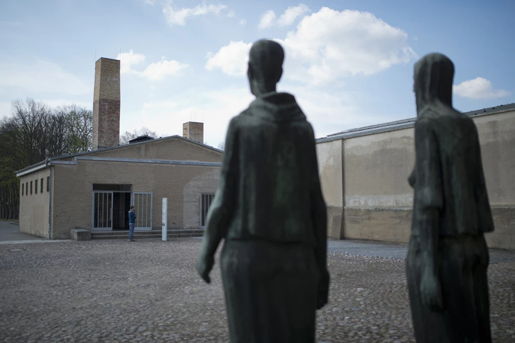 Dawne krematorium i fragment rzeźby Willi Lammerta w  Miejscu Pamięci Ravensbrück