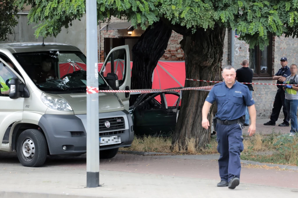 Jak doszło do zdarzenia? Jak informuje RMF FM, kobieta rozmawiała na klatce schodowej z przedstawicielem spółdzielni mieszkaniowej. Wtedy z góry miał zejść 64-latek - właściciel mieszkania, które wynajmowała od niego 43-latka. Jak doszło do zdarzenia? Jak informuje RMF FM, kobieta rozmawiała na klatce schodowej z przedstawicielem spółdzielni mieszkaniowej. Wtedy z góry miał zejść 64-latek - właściciel mieszkania, które wynajmowała od niego 43-latka.