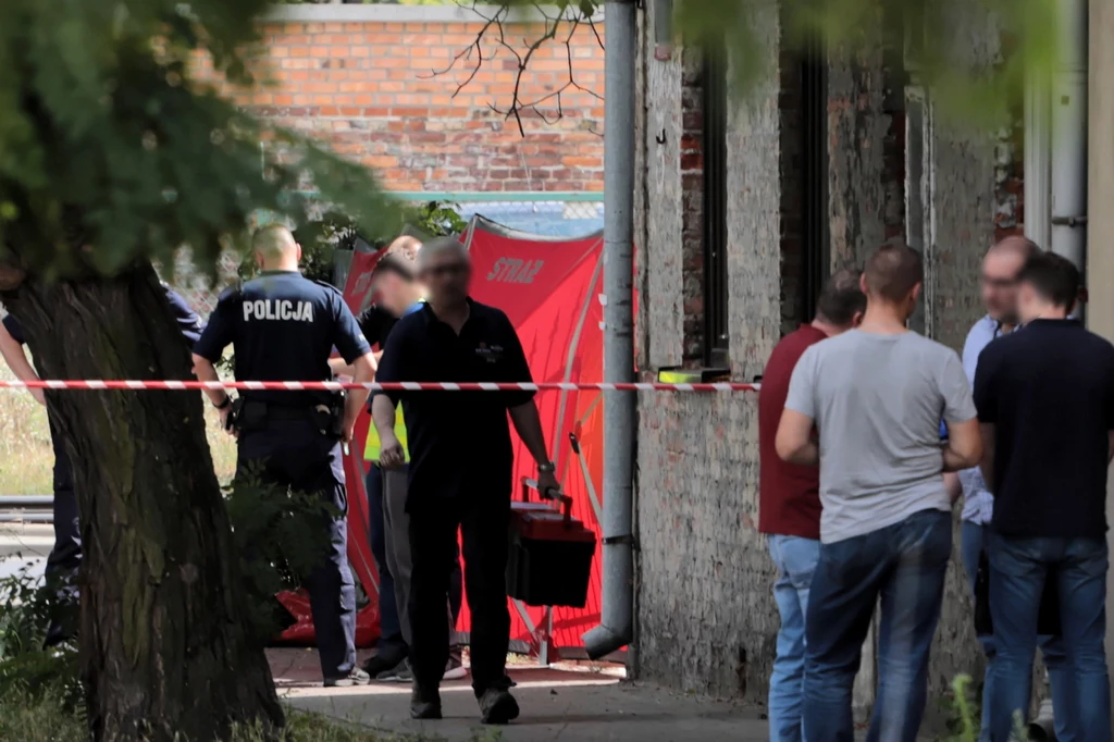 Na miejscu doszło też do pożaru samochodu. W sprawie został zatrzymany 64-letni mężczyzna. Jak podała policja, prawdopodobnie jest związek między pożarem a zabójstwem kobiety. Na miejscu doszło też do pożaru samochodu. W sprawie został zatrzymany 64-letni mężczyzna. Jak podała policja, prawdopodobnie jest związek między pożarem a zabójstwem kobiety.