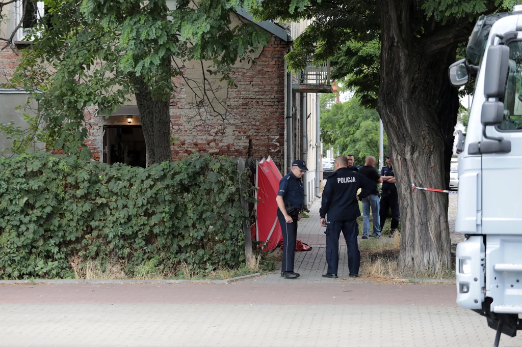Mężczyzna miał strzelić kilka razy w stronę kobiety. Miał zadać też cios nożem jej synowi. Kobieta zmarła na miejscu. Mężczyzna miał strzelić kilka razy w stronę kobiety. Miał zadać też cios nożem jej synowi. Kobieta zmarła na miejscu.