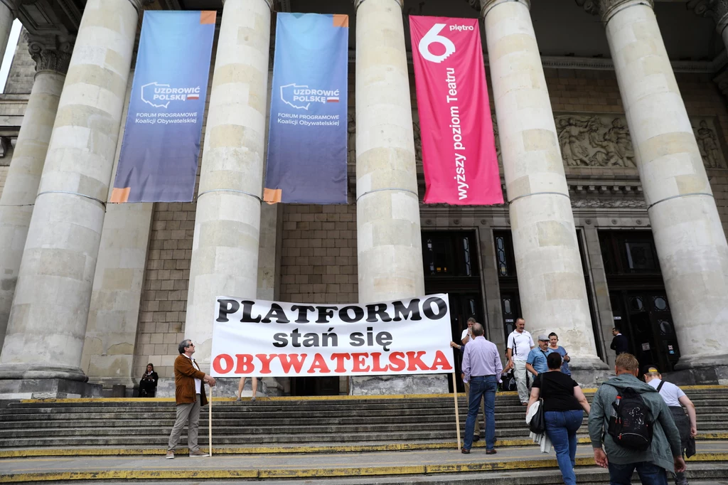 Transparent przed wejściem do Pałacu Kultury i Nauki w Warszawie, gdzie odbywa się Forum Programowego Koalicji Obywatelskiej Transparent przed wejściem do Pałacu Kultury i Nauki w Warszawie, gdzie odbywa się Forum Programowego Koalicji Obywatelskiej