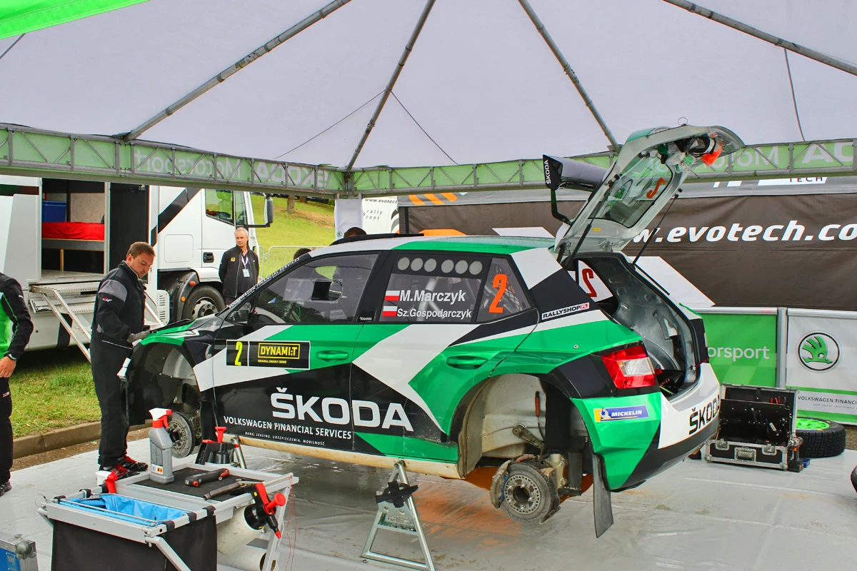 Ministerstwo Infrastruktury bierze się za porządkowanie przepisów dotyczących poruszania się po drogach aut przystosowanych do sportu 