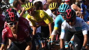 Michał Kwiatkowski (pierwszy z lewej) pomógł liderowi grupy