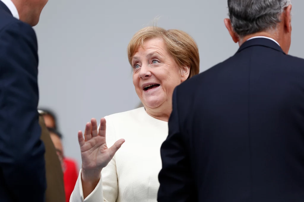 AFP zauważa, że w obliczu brexitu i rozluźnienia więzi transatlantyckich w czasach prezydenta USA Donalda Trumpa Macron uczynił "Europę obrony" jednym ze swoich priorytetów, uznając za kluczowe to, by Stary Kontynent zwiększył swoją strategiczną autonomię, która byłaby uzupełnieniem NATO AFP zauważa, że w obliczu brexitu i rozluźnienia więzi transatlantyckich w czasach prezydenta USA Donalda Trumpa Macron uczynił "Europę obrony" jednym ze swoich priorytetów, uznając za kluczowe to, by Stary Kontynent zwiększył swoją strategiczną autonomię, która byłaby uzupełnieniem NATO