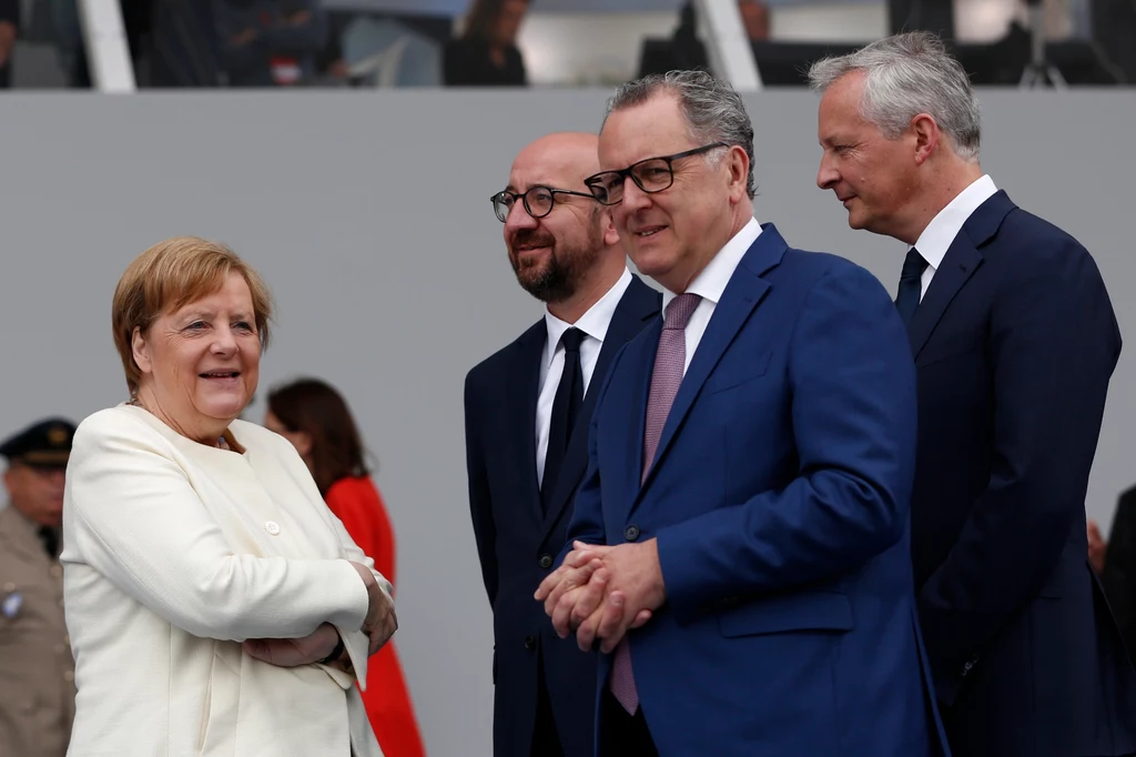Przejechawszy w eskorcie motocyklistów i kawalerii prezydent dołączył następnie do trybuny na Placu Zgody, gdzie oczekiwało na niego kilku europejskich przywódców, w tym kanclerz Niemiec Angela Merkel, szef Komisji Europejskiej Jean-Claude Juncker, premier Holandii Mark Rutte, prezydent Portugalii Marcelo Rebelo de Sousa, czy sekretarz generalny NATO Jens Stoltenberg. Na uroczystości do Paryża przybyło wielu oficjeli i członków rządu, w tym także - jak wskazuje AFP - minister ds. transformacji ekologicznej i solidarnościowej Francois de Rugy, któremu portal Mediapart zarzucił niedawno urządzanie prywatnych uczt za państwowe pieniądze Przejechawszy w eskorcie motocyklistów i kawalerii prezydent dołączył następnie do trybuny na Placu Zgody, gdzie oczekiwało na niego kilku europejskich przywódców, w tym kanclerz Niemiec Angela Merkel, szef Komisji Europejskiej Jean-Claude Juncker, premier Holandii Mark Rutte, prezydent Portugalii Marcelo Rebelo de Sousa, czy sekretarz generalny NATO Jens Stoltenberg. Na uroczystości do Paryża przybyło wielu oficjeli i członków rządu, w tym także - jak wskazuje AFP - minister ds. transformacji ekologicznej i solidarnościowej Francois de Rugy, któremu portal Mediapart zarzucił niedawno urządzanie prywatnych uczt za państwowe pieniądze