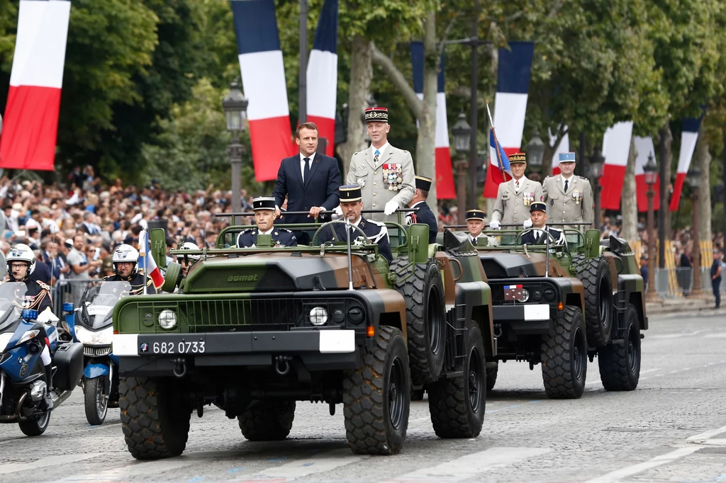 Poprzedniego wieczora kilkudziesięciu protestujących ruchu wznosiło okrzyki przed siedzibą ministerstwa obrony, gdzie Macron spotkał się z dowódcami sił zbrojnych Poprzedniego wieczora kilkudziesięciu protestujących ruchu wznosiło okrzyki przed siedzibą ministerstwa obrony, gdzie Macron spotkał się z dowódcami sił zbrojnych