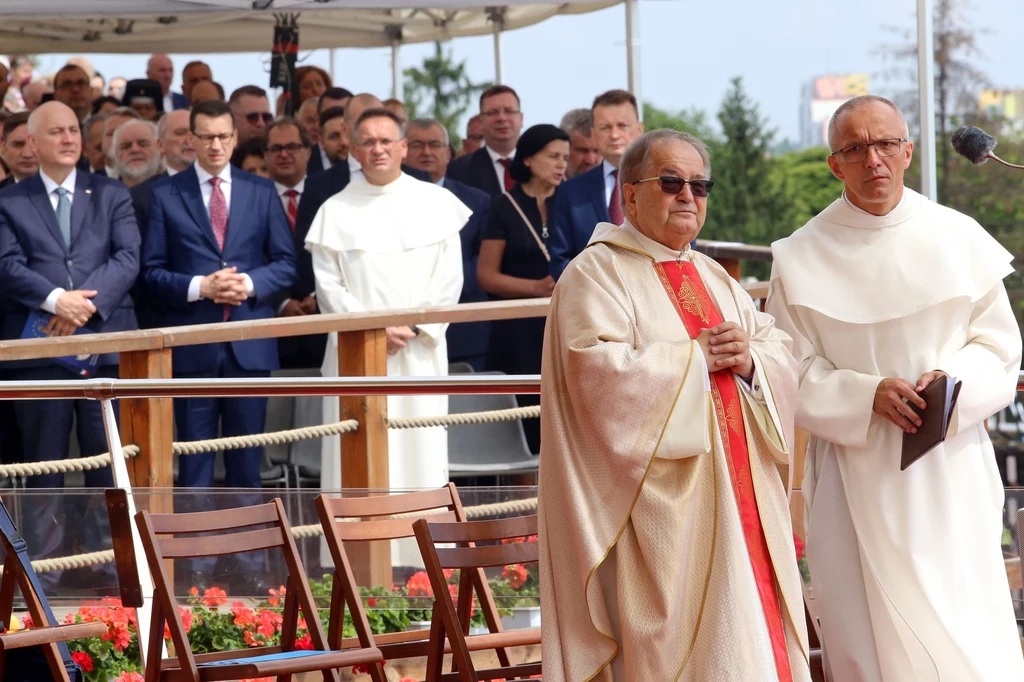 Europoseł Joachim Brudziński, premier Mateusz Morawiecki, generał Zakonu Świętego Pawła Pierwszego Pustelnika Arnold Chrapkowski, minister obrony narodowej Mariusz Błaszczak, ojciec Tadeusz Rydzyk oraz przeor klasztoru na Jasnej Górze Marian Waligóra podczas mszy św. na Jasnej Górze Europoseł Joachim Brudziński, premier Mateusz Morawiecki, generał Zakonu Świętego Pawła Pierwszego Pustelnika Arnold Chrapkowski, minister obrony narodowej Mariusz Błaszczak, ojciec Tadeusz Rydzyk oraz przeor klasztoru na Jasnej Górze Marian Waligóra podczas mszy św. na Jasnej Górze