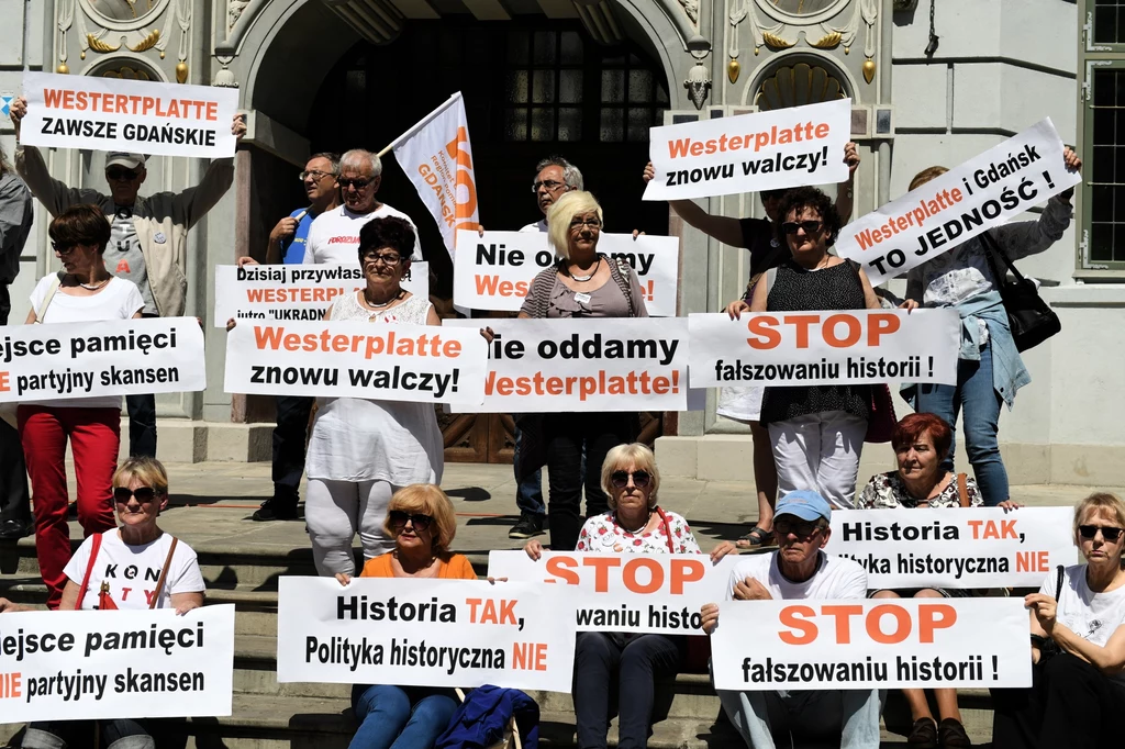 Protestujący przeciwko procedowanemu w Sejmie projektowi ustawy dotyczącej budowy Muzeum Westerplatte i Wojny 1939 w Gdańsku Protestujący przeciwko procedowanemu w Sejmie projektowi ustawy dotyczącej budowy Muzeum Westerplatte i Wojny 1939 w Gdańsku