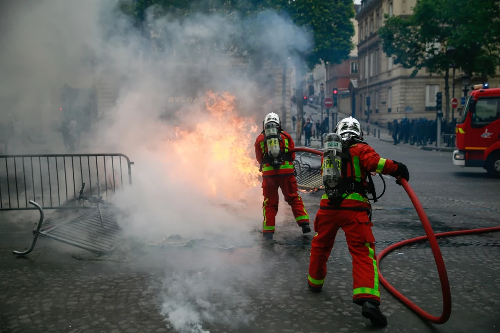 Strażacy gaszą ogien podłożony w trakcie obchodów Dnia Bastylii przez protestujących powiązanych z ruchem "żółtych kamizelek" Strażacy gaszą ogien podłożony w trakcie obchodów Dnia Bastylii przez protestujących powiązanych z ruchem "żółtych kamizelek"