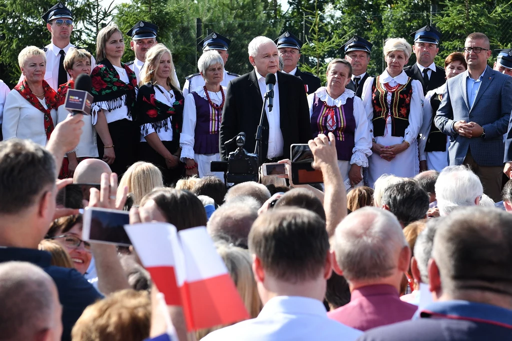 Prezes PiS podczas pikniki wyborczego w mazowieckiej miejscowości Kuczki-Kolonia, w gminie Gózd Prezes PiS podczas pikniki wyborczego w mazowieckiej miejscowości Kuczki-Kolonia, w gminie Gózd