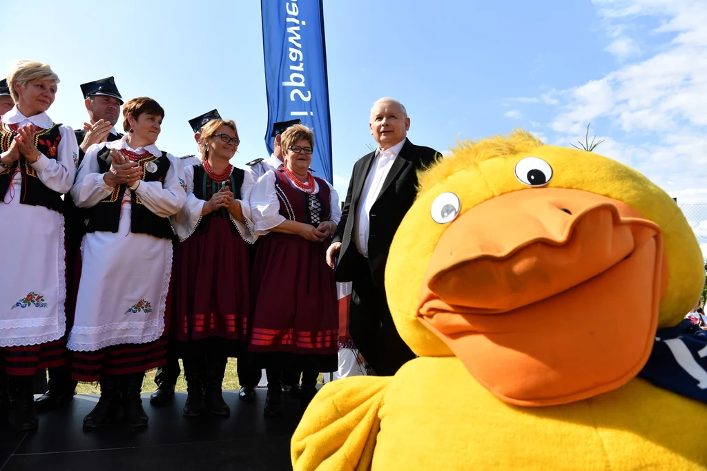 Prezes PiS podczas pikniki wyborczego w mazowieckiej miejscowości Kuczki-Kolonia, w gminie Gózd Prezes PiS podczas pikniki wyborczego w mazowieckiej miejscowości Kuczki-Kolonia, w gminie Gózd