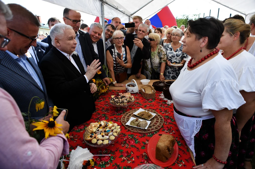 Prezes PiS podczas pikniki wyborczego w mazowieckiej miejscowości Kuczki-Kolonia, w gminie Gózd Prezes PiS podczas pikniki wyborczego w mazowieckiej miejscowości Kuczki-Kolonia, w gminie Gózd