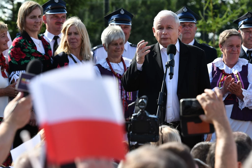 Prezes PiS podczas pikniki wyborczego w mazowieckiej miejscowości Kuczki-Kolonia, w gminie Gózd Prezes PiS podczas pikniki wyborczego w mazowieckiej miejscowości Kuczki-Kolonia, w gminie Gózd