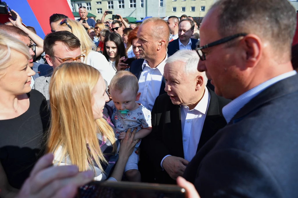 Prezes PiS podczas pikniki wyborczego w mazowieckiej miejscowości Kuczki-Kolonia, w gminie Gózd Prezes PiS podczas pikniki wyborczego w mazowieckiej miejscowości Kuczki-Kolonia, w gminie Gózd