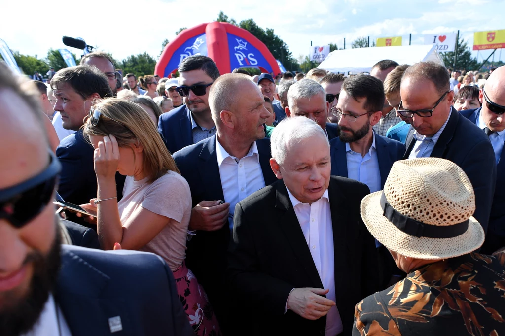 Prezes PiS podczas pikniki wyborczego w mazowieckiej miejscowości Kuczki-Kolonia, w gminie Gózd Prezes PiS podczas pikniki wyborczego w mazowieckiej miejscowości Kuczki-Kolonia, w gminie Gózd