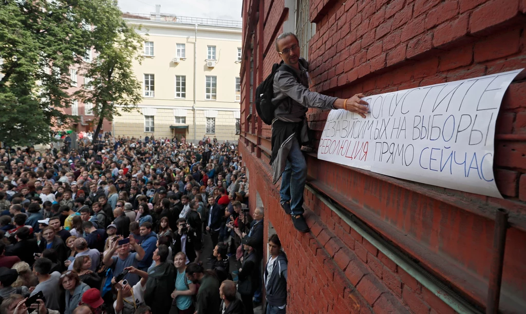 Protest przed budynkiem komisji wyborczej w Moskwie Protest przed budynkiem komisji wyborczej w Moskwie
