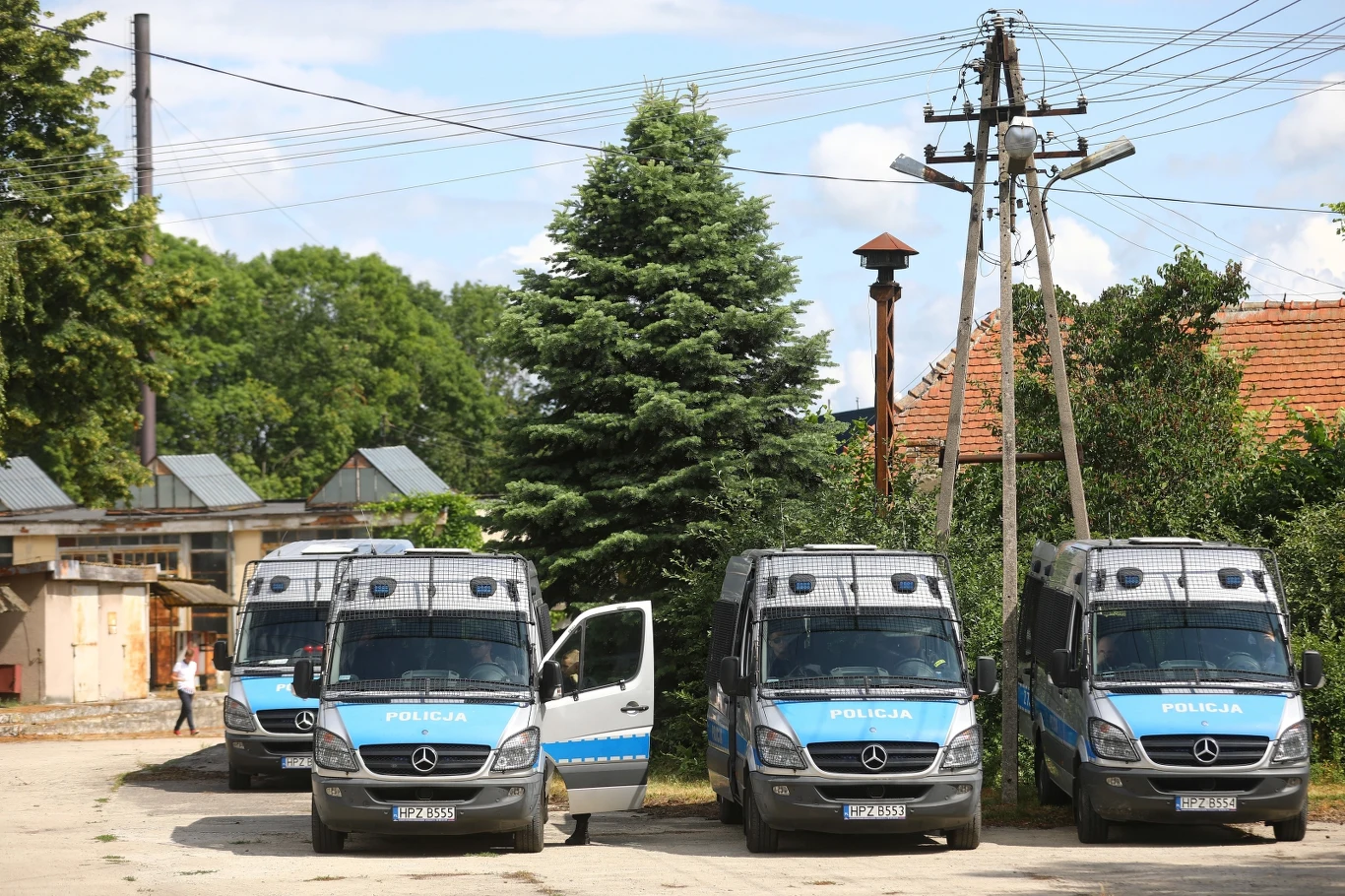 Akcja poszukiwawcza. 5-letni Dawid Żukowski, gdy ojciec zabrał go z domu, był ubrany w szaroniebieską bluzę dresową, niebieskie jeansy i niebieskie trampki z obrazkami Zygzaka McQueena.