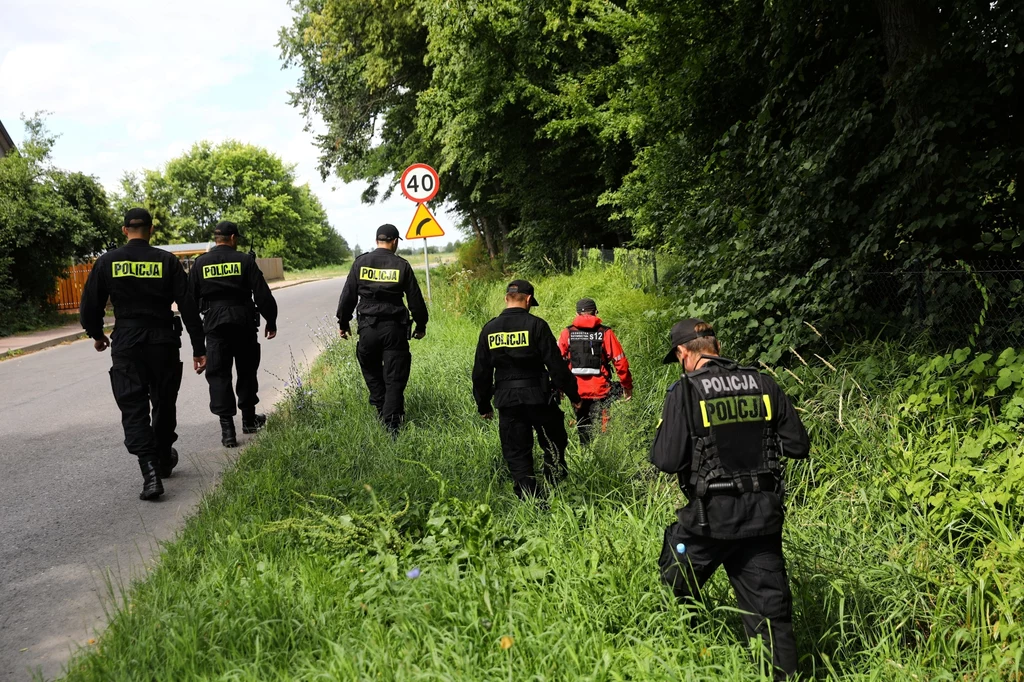 Akcja poszukiwawcza. 5-letni Dawid Żukowski, gdy ojciec zabrał go z domu, był ubrany w szaroniebieską bluzę dresową, niebieskie jeansy i niebieskie trampki z obrazkami Zygzaka McQueena. Akcja poszukiwawcza. 5-letni Dawid Żukowski, gdy ojciec zabrał go z domu, był ubrany w szaroniebieską bluzę dresową, niebieskie jeansy i niebieskie trampki z obrazkami Zygzaka McQueena.