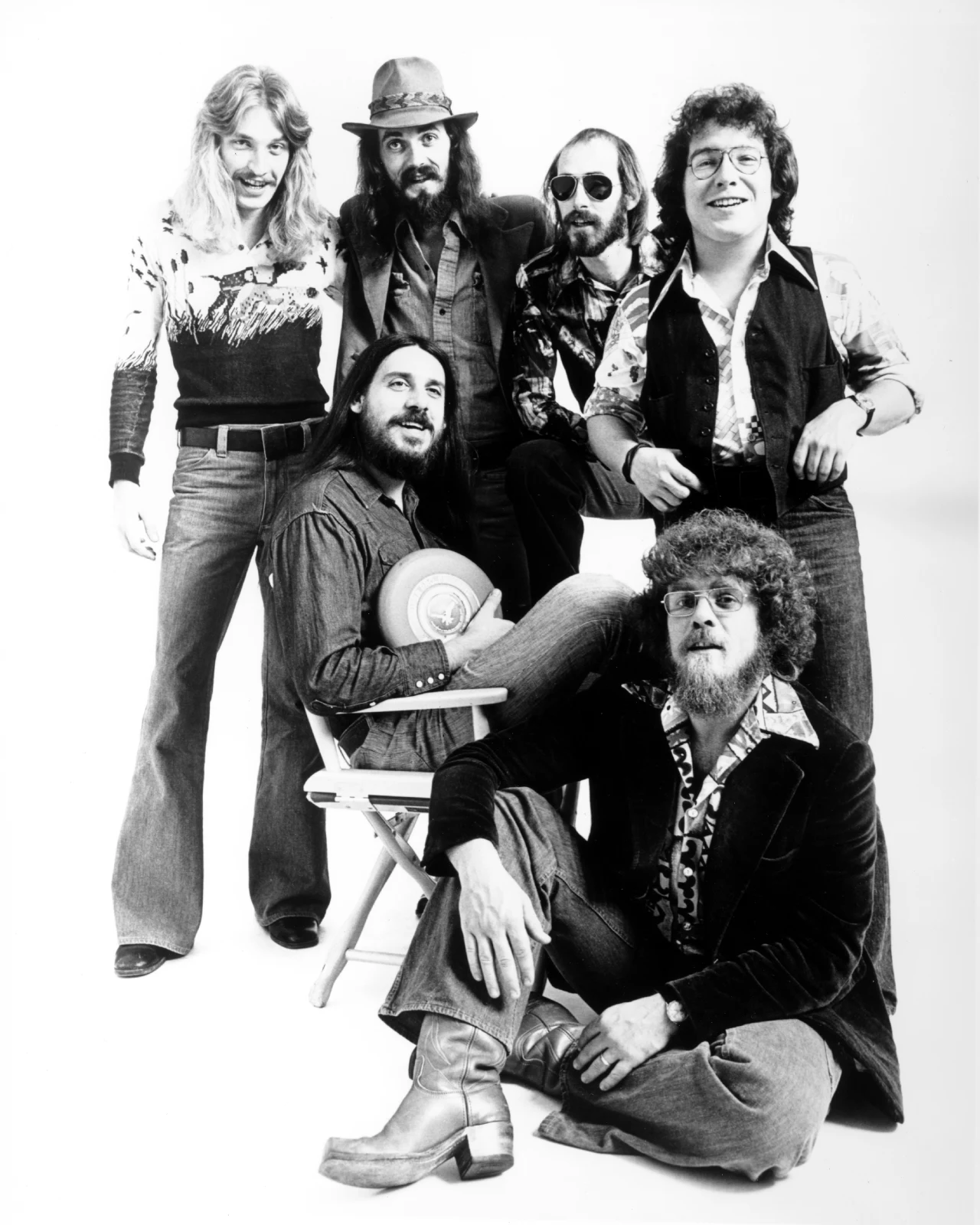 Russell Smith (pierwszy z prawej, w okularach) z The Amazing Rhythm Aces w 1970 roku