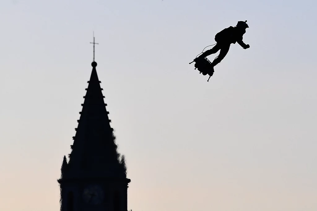 Franky Zapata latający na flyboardzie