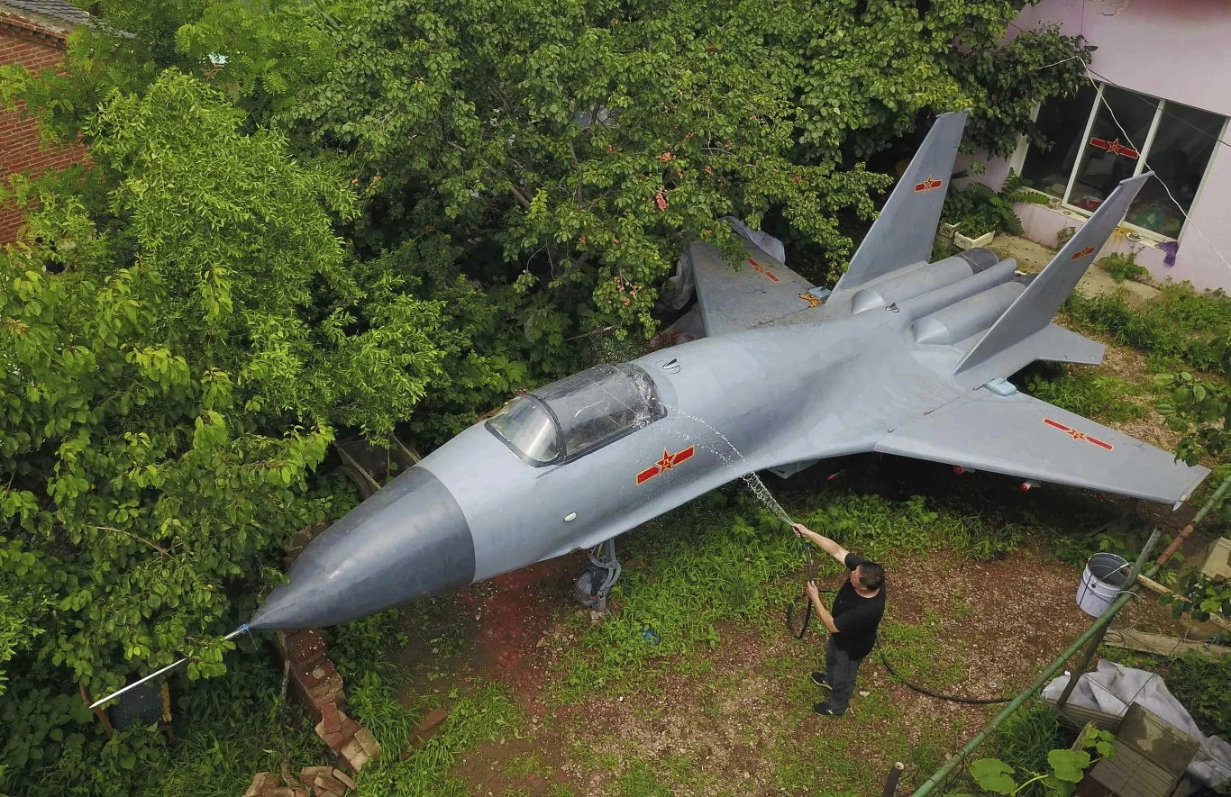 Replika J-15 w ogródku emeryta